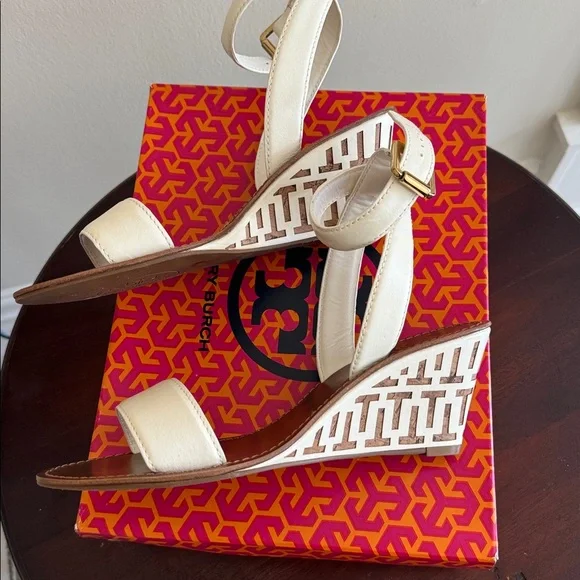 Tory Burch White Ankle Strap Sandals NWT - Picture 3 of 5
